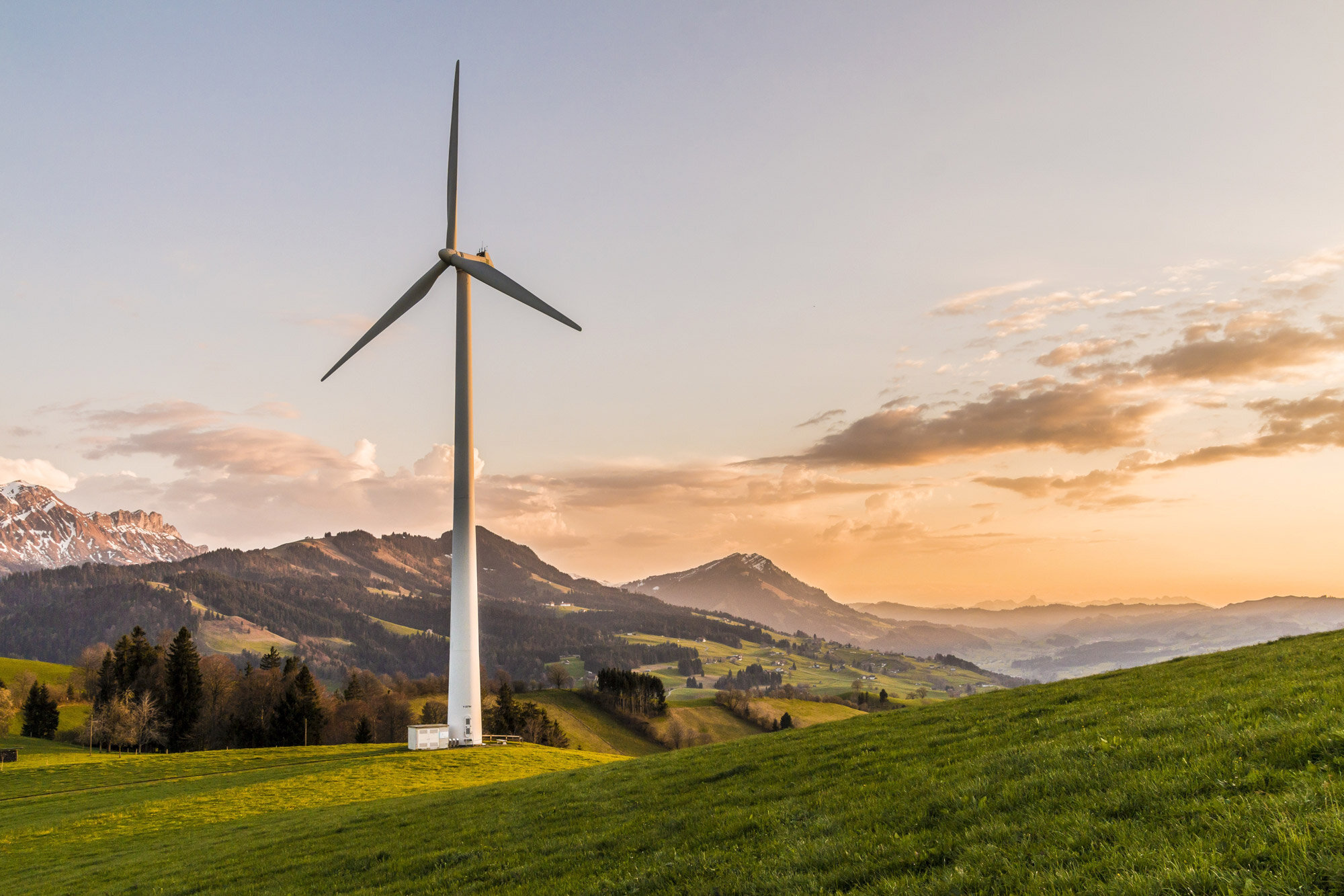 Windrad vor Bergen | © pixabay-wind-turbine-g50e5e2ba9_1920-Bild von Pfüderi