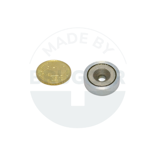 Topfmagnet aus SmCo Stahlgehäuse mit Bohrung und Senkung verzinkt bis 280°C 20mm Rückseite | © Brugger GmbH